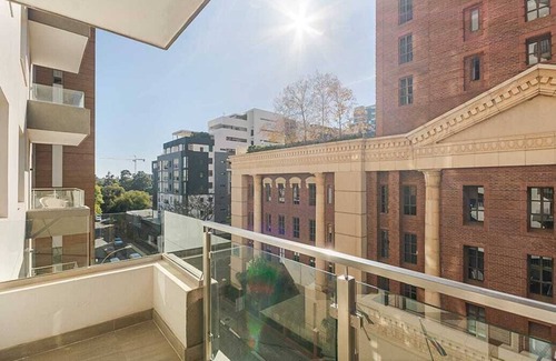 Greater Johannesburg Metropolitan Area Apartment | Pleasant 2-bedroom apartment with WiFi in Rosebank