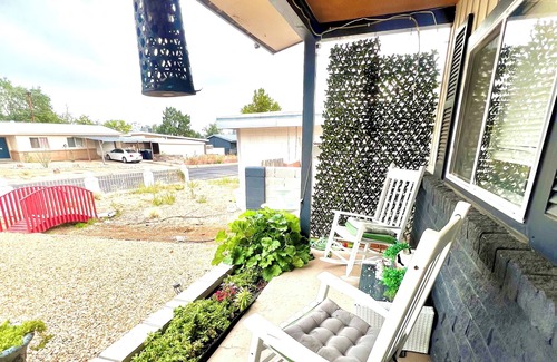 Princess Jeanne House | Pleasant 50s style 2/3 bedroom home with modern touch