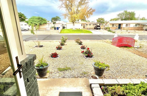 Princess Jeanne House | Pleasant 50s style 2/3 bedroom home with modern touch