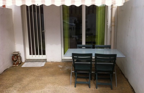Port-la-Nouvelle Apartment | Pleasant apartment with courtyard and air conditioning
