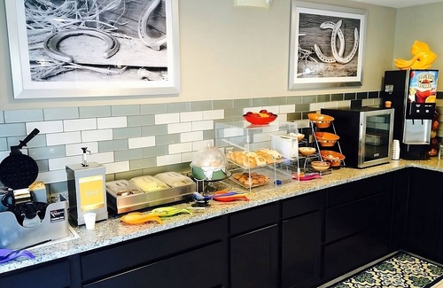 Lexington House | Pleasant Stay, Convenient Location! Free Parking, Free Breakfast, Pool