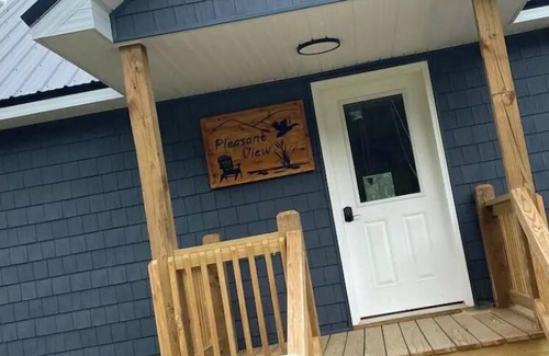 Irvine Cabin | Pleasant View - A brand new riverfront getaway!