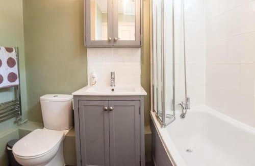 Shepherd's Bush Apartment | Please only book through Airbnb
