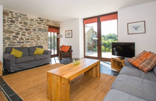 Tavistock House | Plush Holiday Home in Tavistock with Garden near Swim Centre