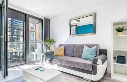 Gay Village Apartment | Pluxa Vivid Veranda*Beautiful City Centre Apartmen