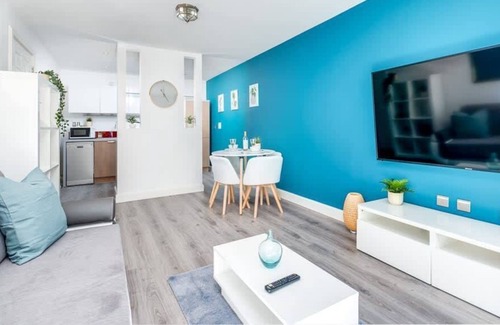 Gay Village Apartment | Pluxa Vivid Veranda*Beautiful City Centre Apartmen