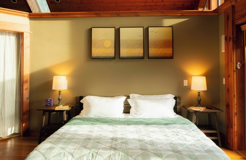 Hobart Cabin | PNW King Suite + Hot Tub + Mountain View Retreat + close to Seattle