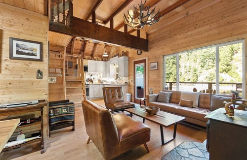 Darrington House | PNW River Cabin Hot Tub Firepit Fireplace