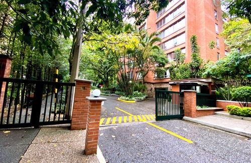 Patio Bonito Apartment | Poblado cozy two Bedroom fully furnished apartment