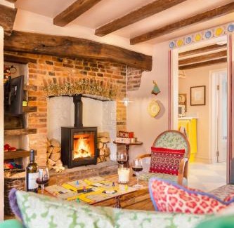 York House | Pocket Cottage Luxury 18th Century Tiny Home in Picturesque Village with Pubs