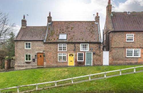 York House | Pocket Cottage Luxury 18th Century Tiny Home in Picturesque Village with Pubs