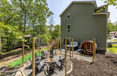 East Stroudsburg House | Pocono Bliss 5br Hot Tub Sauna Game Room