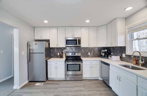 East Stroudsburg House | Pocono lakeside retreat - Hot Tub - Fire pit - Pool Table - 5 Bdrm