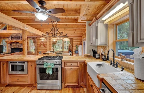 Gouldsboro Cabin | Pocono Log Cabin |Gold Star Community | Hot Tub