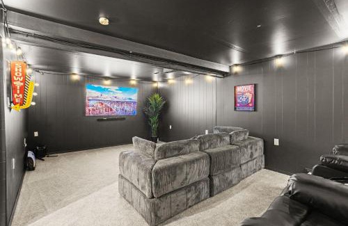 Lake Harmony Ski Chalet | Pocono Retreat Hot Tub MovieRoom GameRoom etc