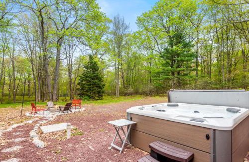 Lake Harmony Ski Chalet | Pocono Retreat Hot Tub MovieRoom GameRoom etc