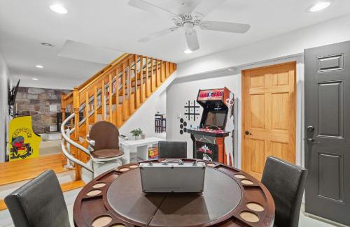 Lake Harmony Ski Chalet | Pocono Retreat Hot Tub MovieRoom GameRoom etc