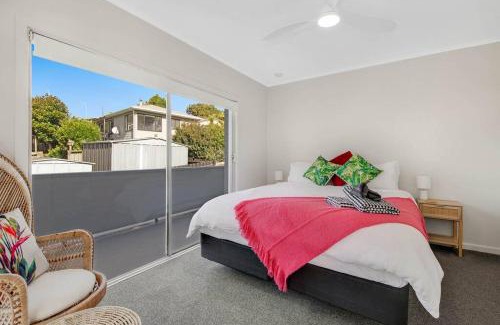 Red Beach Apartment | Pohutukawa Estuary Views