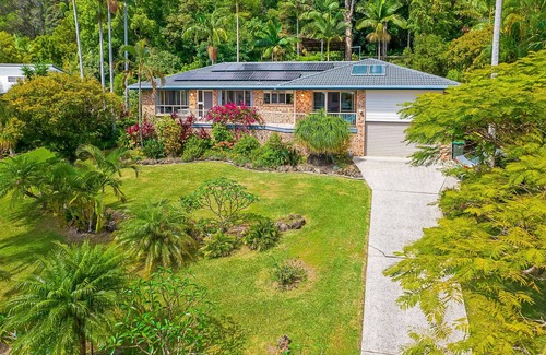 Ocean Shores Cottage | Poinciana - Fabulous coastal home with lush gardens & panoramic views