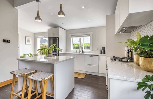Point Chevalier House | Point Chevalier Home, WiFi, 10min to CBD, Zoo