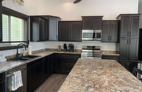 Valemount House | Polar Den Cabin - Pet Friendly!