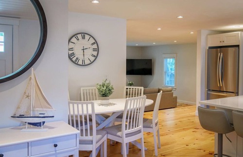 Yarmouth Port House | Pond front Home close to Yarmouth & Dennis Beaches