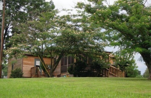 Gordonsville Cottage | 'Pond House' on Huge Horse Farm; Great for Young Families: Escape the City.