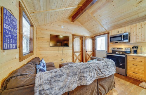 La Grange Cabin | Pond-View Cabin Near Louisville on Racehorse Farm!