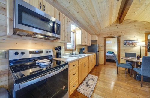 La Grange Cabin | Pond-View Cabin Near Louisville on Racehorse Farm!