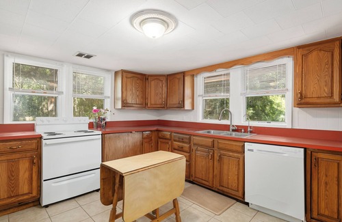 Gainesville House | Ponderosa, off the beaten path but 15 minutes to Gainesville!