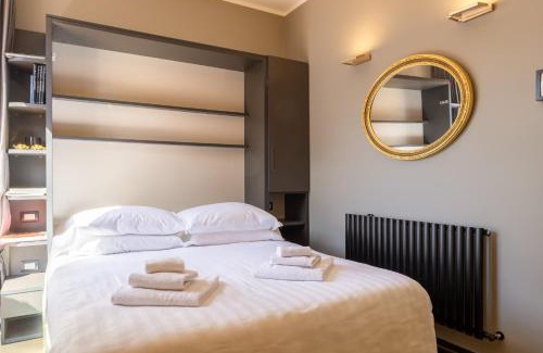 Oltrarno Apartment | Ponte Vecchio Terrace Suite with Jacuzzi