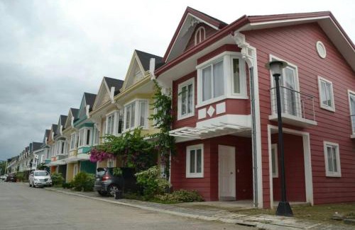 Pallocan Apartment | Pontefino Prime Townhouse 4BR with Wifi & Pool