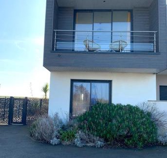 Saint-Come-de-Fresne Apartment | pontons view residence