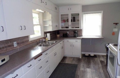 De Soto House | Pool 9 Guest House on Main Street, De Soto. We welcome fishermen!