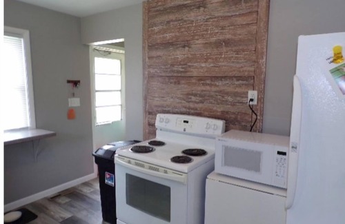 De Soto House | Pool 9 Guest House on Main Street, De Soto. We welcome fishermen!