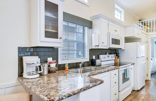 Sherrills Ford Cottage | Pool Access + Views: Serene Cottage at Lake Norman