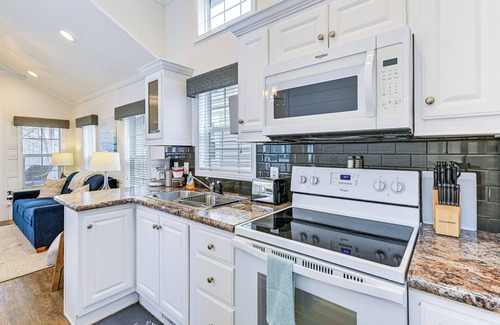 Sherrills Ford Cottage | Pool Access + Views: Serene Cottage at Lake Norman