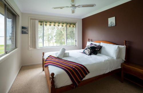Killarney Vale House | Pool and Spa on the Lakefront - Main House