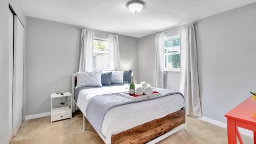 Regency Park House | Pool! BBQ ! Sleeps 8PPL TV's King Bed
