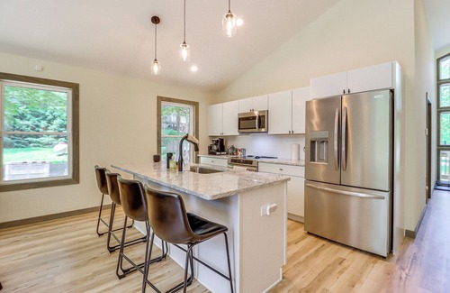 Albrightsville Cabin | Pool & Beach Access: Charming Poconos Cabin!