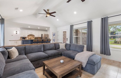 Willis House | Pool Fun on Lake Conroe - Gameroom - Paddleboards