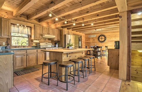 Mount Joy Cabin | Pool, Games + Sauna: Mount Joy Countryside Cabin