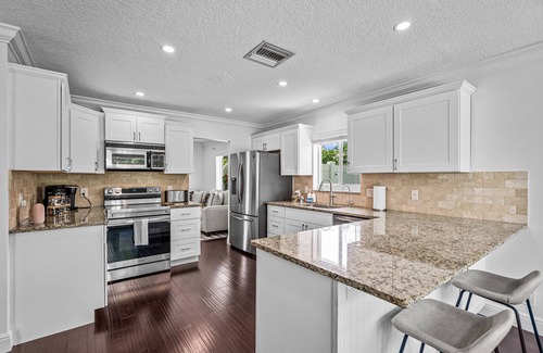 Boynton Beach House | Pool | Grateful Dead Inspired | Putting Green Fun