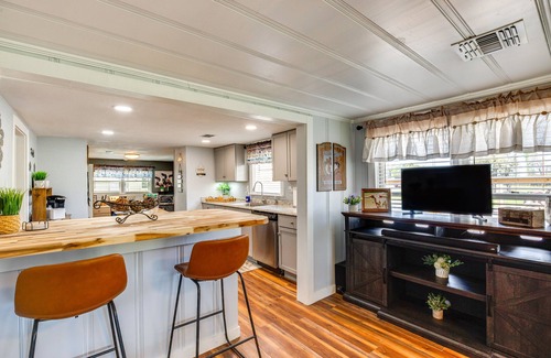 Grapeland House | Pool, Grill & Fire Pit: Grapeland Farm Retreat