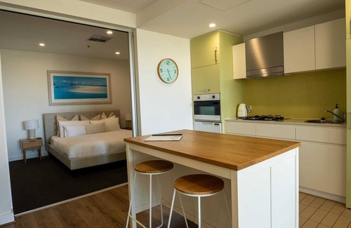 Glenelg Apartment | Pool, Gym, Spa and Sauna, Free Parking, City Views