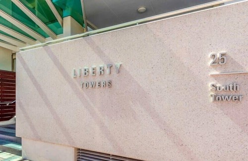 Glenelg Apartment | Pool, Gym, Spa and Sauna, Free Parking, City Views