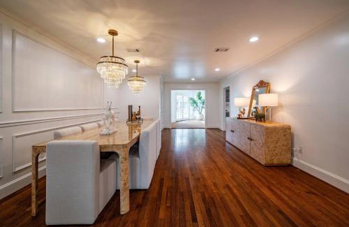 Houston House | POOL Heated Spa Galleria sleeps 12 Griddle