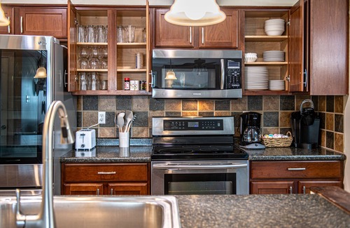 Ashley Oaks House | Pool Home~Basketball~Hot Tub~Firepit~Diving Board