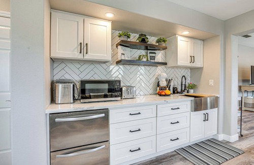 Brentwood Apartment | Pool & Hot Tub Access: Extended Stay in Brentwood!