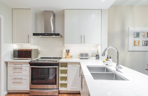 Village North Condo | Pool & hot tub | Free parking | Excellent location